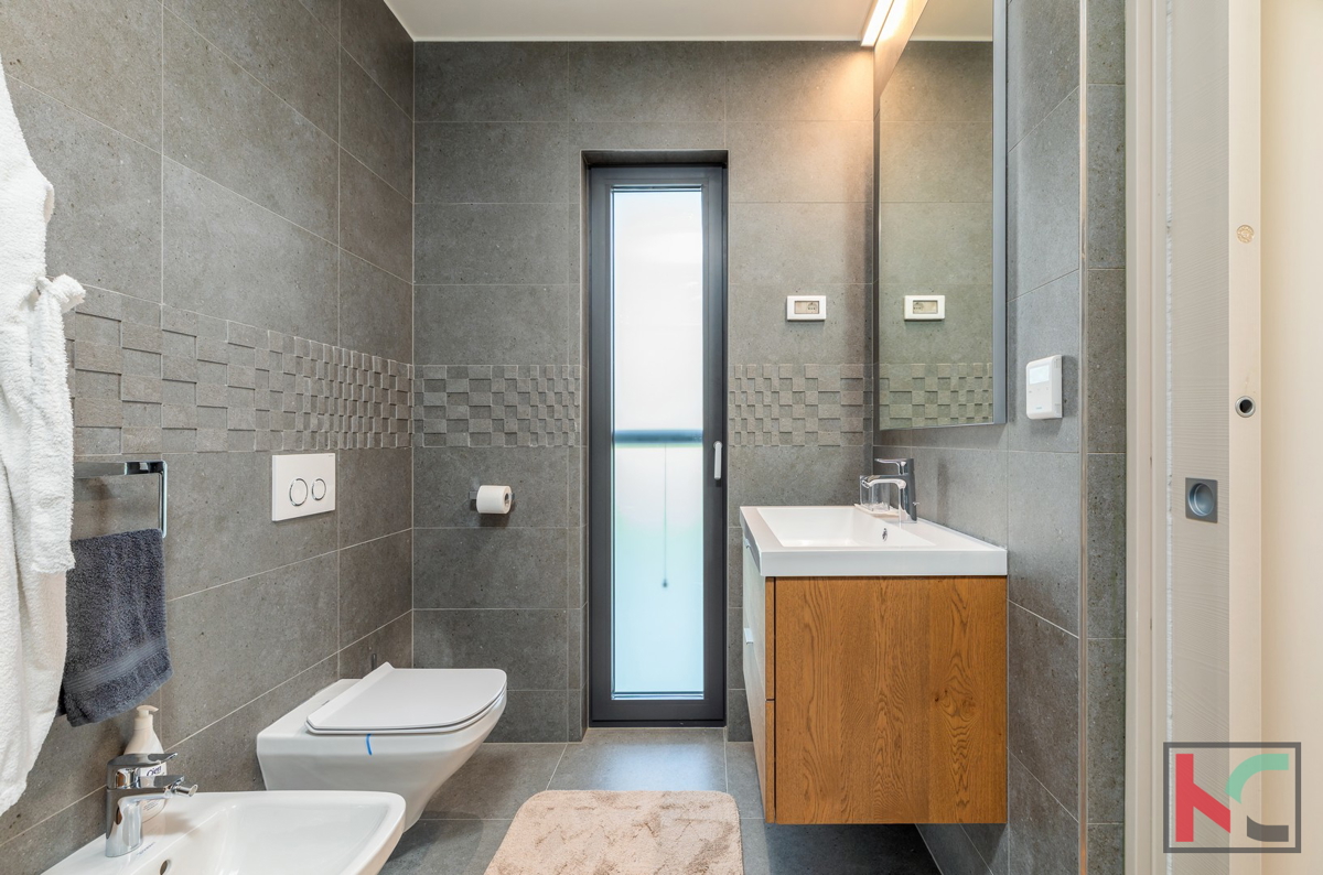 Istria, Fasana, villa di lusso con piscina e giardino paesaggistico 642 m2, a 100 m dal mare, ascensore