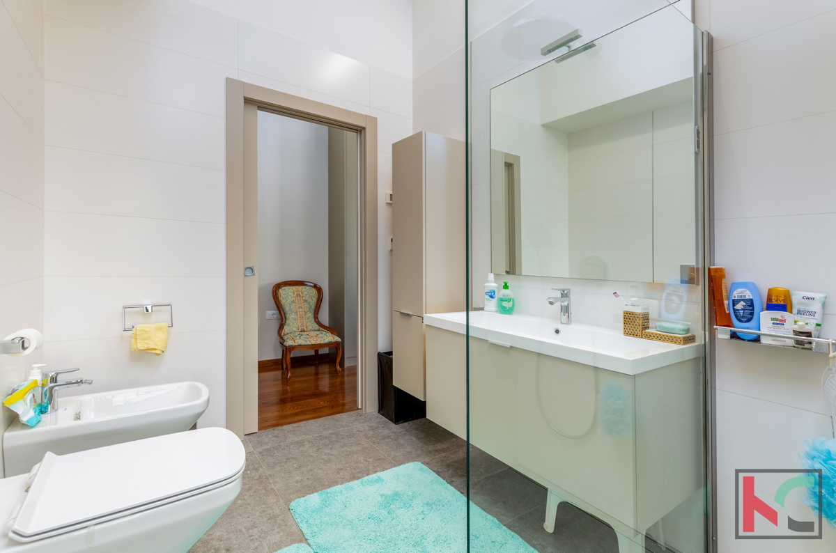 Istria, Fasana, villa di lusso con piscina e giardino paesaggistico 642 m2, a 100 m dal mare, ascensore