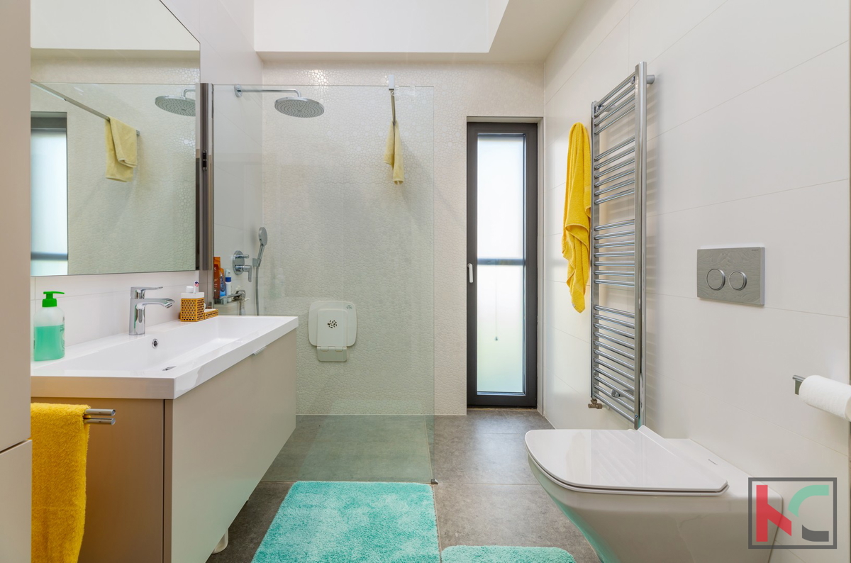 Istria, Fasana, villa di lusso con piscina e giardino paesaggistico 642 m2, a 100 m dal mare, ascensore