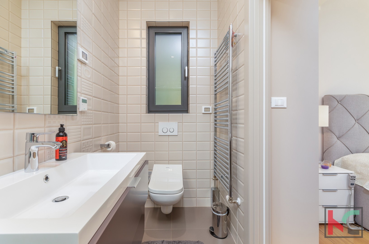 Istria, Fasana, villa di lusso con piscina e giardino paesaggistico 642 m2, a 100 m dal mare, ascensore