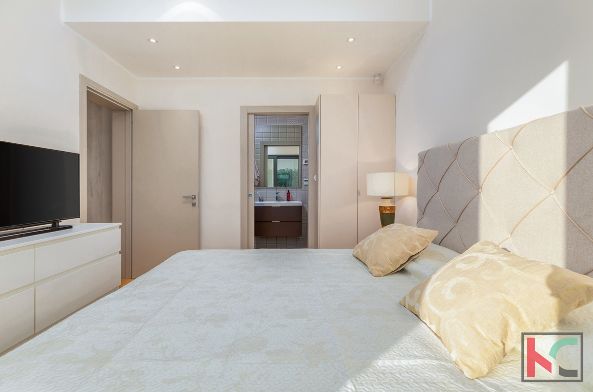 Istria, Fasana, villa di lusso con piscina e giardino paesaggistico 642 m2, a 100 m dal mare, ascensore