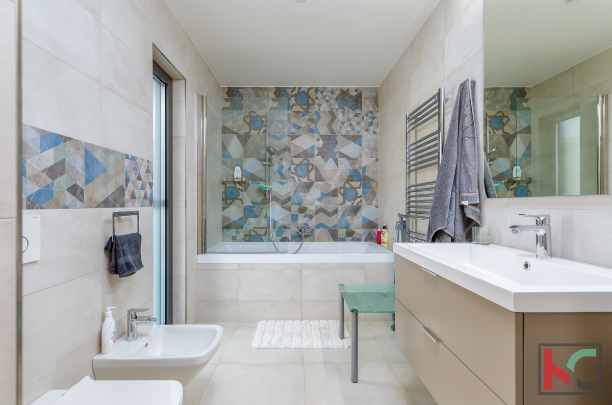 Istria, Fasana, villa di lusso con piscina e giardino paesaggistico 642 m2, a 100 m dal mare, ascensore