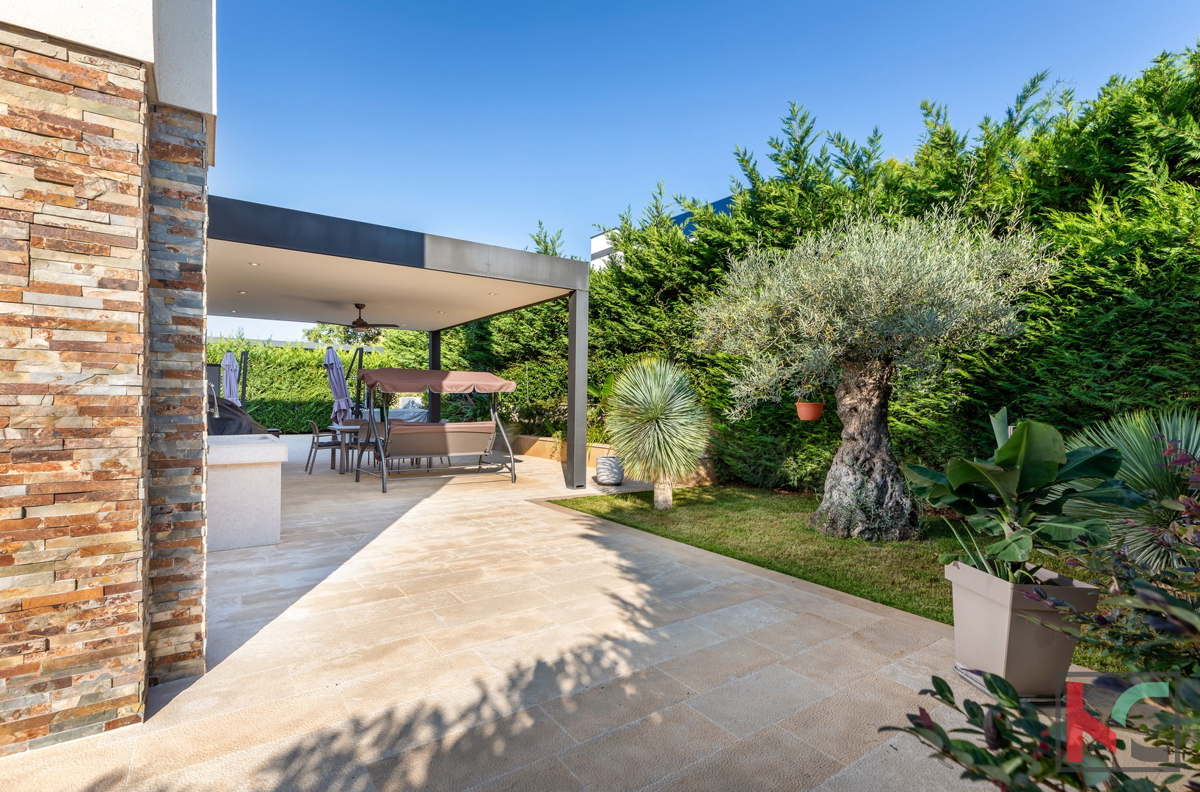 Istria, Fasana, villa di lusso con piscina e giardino paesaggistico 642 m2, a 100 m dal mare, ascensore