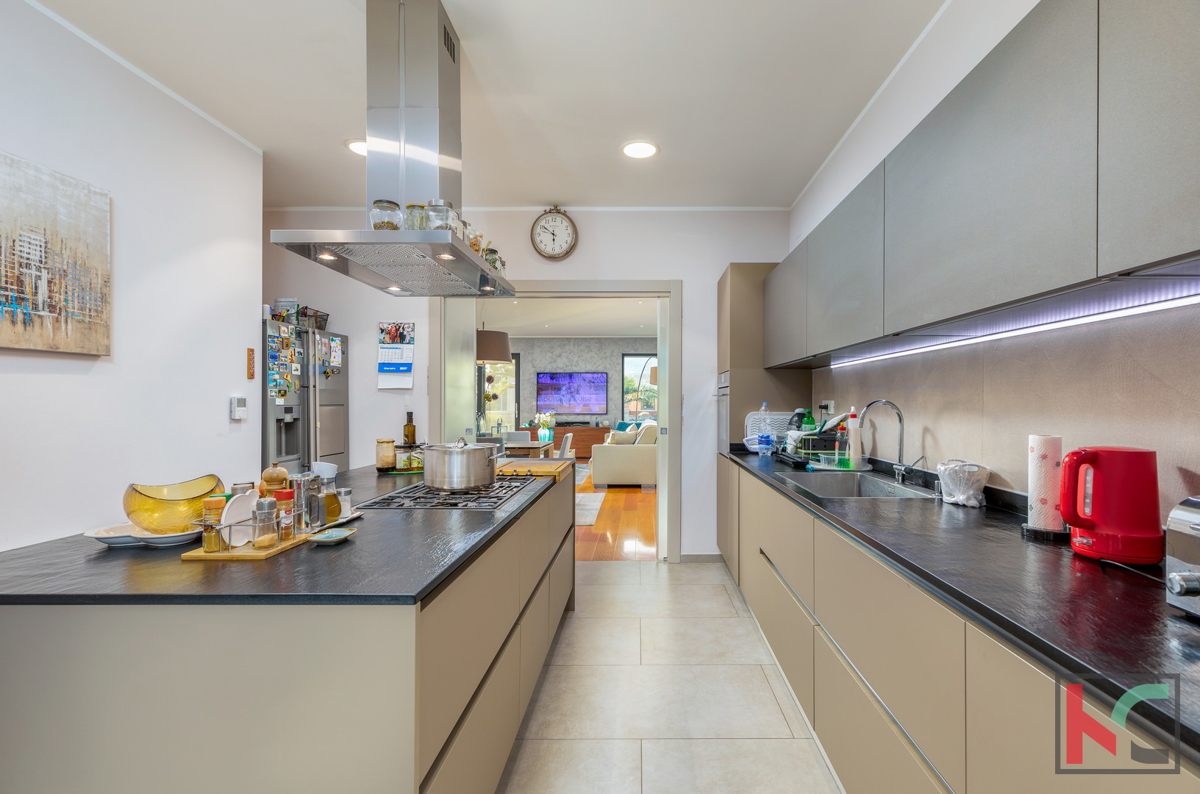 Istria, Fasana, villa di lusso con piscina e giardino paesaggistico 642 m2, a 100 m dal mare, ascensore