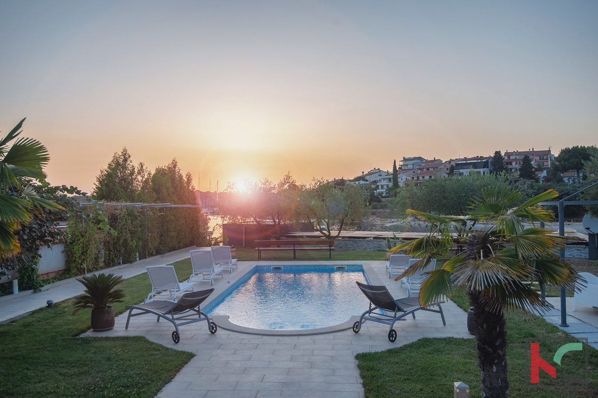 Istria, Pola, Pješčana Uvala, casa con piscina in posizione esclusiva, vicino al mare e alla spiaggia