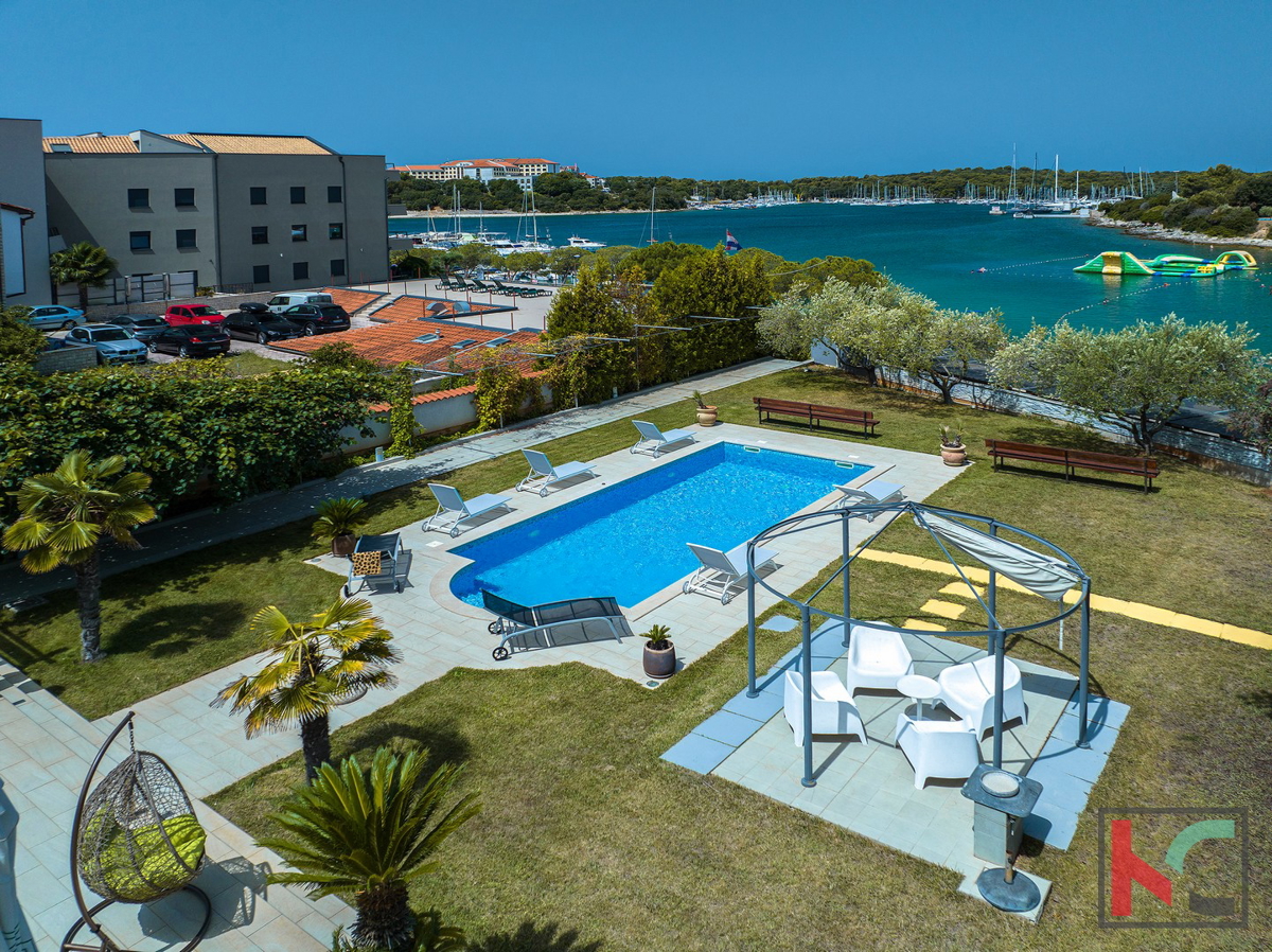 Istria, Pola, Pješčana Uvala, casa con piscina in posizione esclusiva, vicino al mare e alla spiaggia