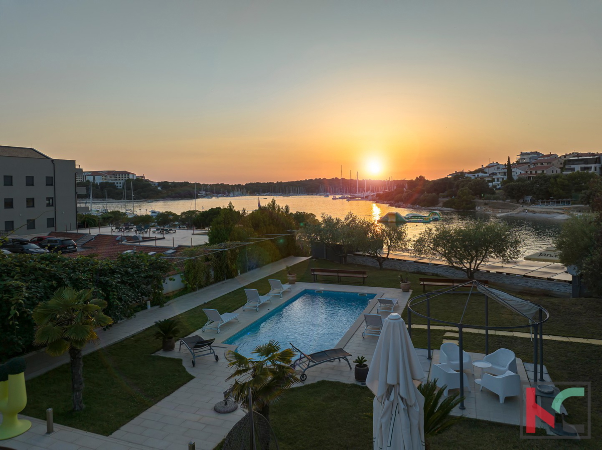 Istria, Pola, Pješčana Uvala, casa con piscina in posizione esclusiva, vicino al mare e alla spiaggia