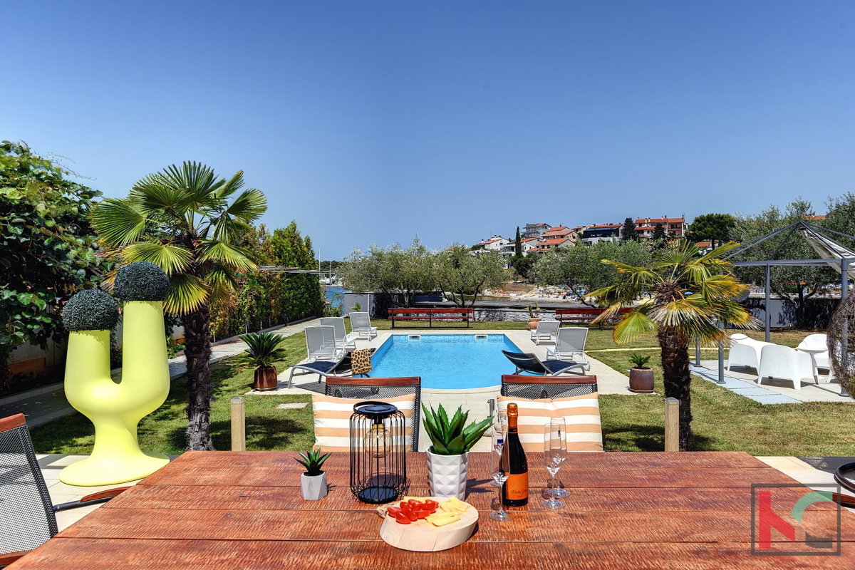 Istria, Pola, Pješčana Uvala, casa con piscina in posizione esclusiva, vicino al mare e alla spiaggia