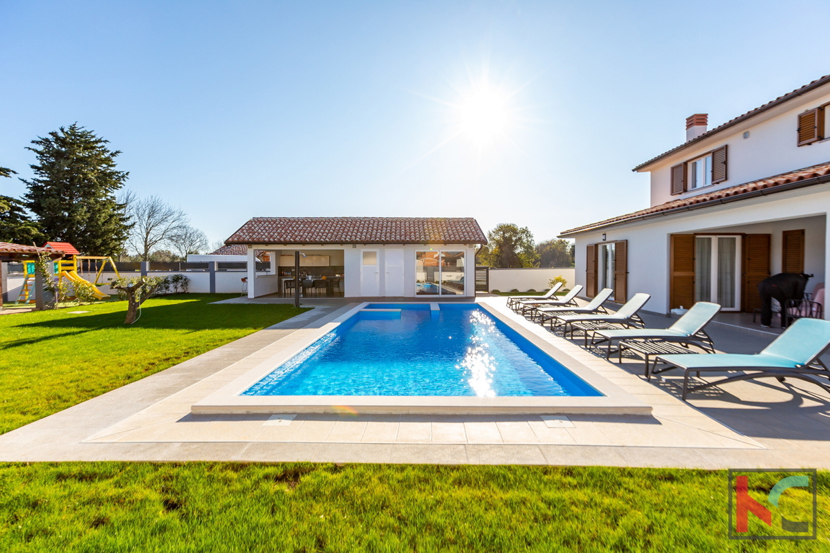 Bella villa nelle vicinanze di Lisignano, con piscina privata, casa giardino e cortile con diversi posti auto coperti #vendita