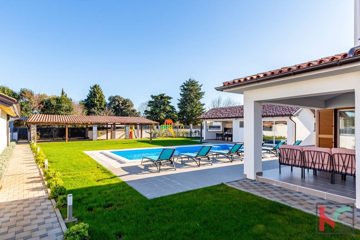 Bella villa nelle vicinanze di Lisignano, con piscina privata, casa giardino e cortile con diversi posti auto coperti #vendita