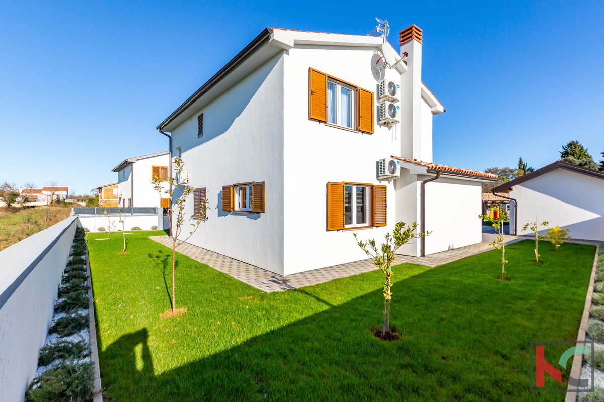 Bella villa nelle vicinanze di Lisignano, con piscina privata, casa giardino e cortile con diversi posti auto coperti #vendita