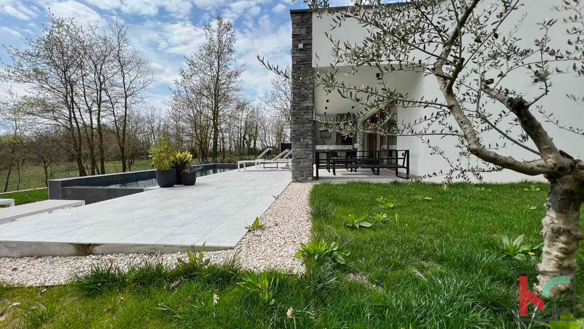 Istria, Žminj, affascinante villa con piscina su un ampio giardino intimo #vendita
