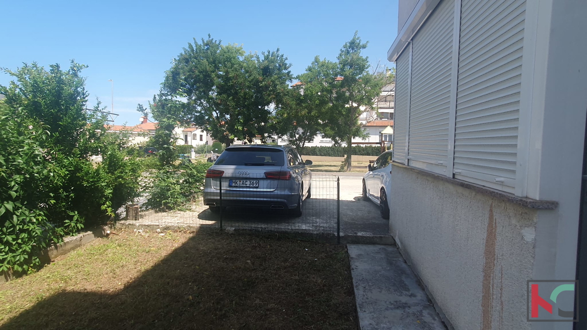 Parenzo, appartamento con due camere da letto con giardino e posto auto di proprietà #vendita