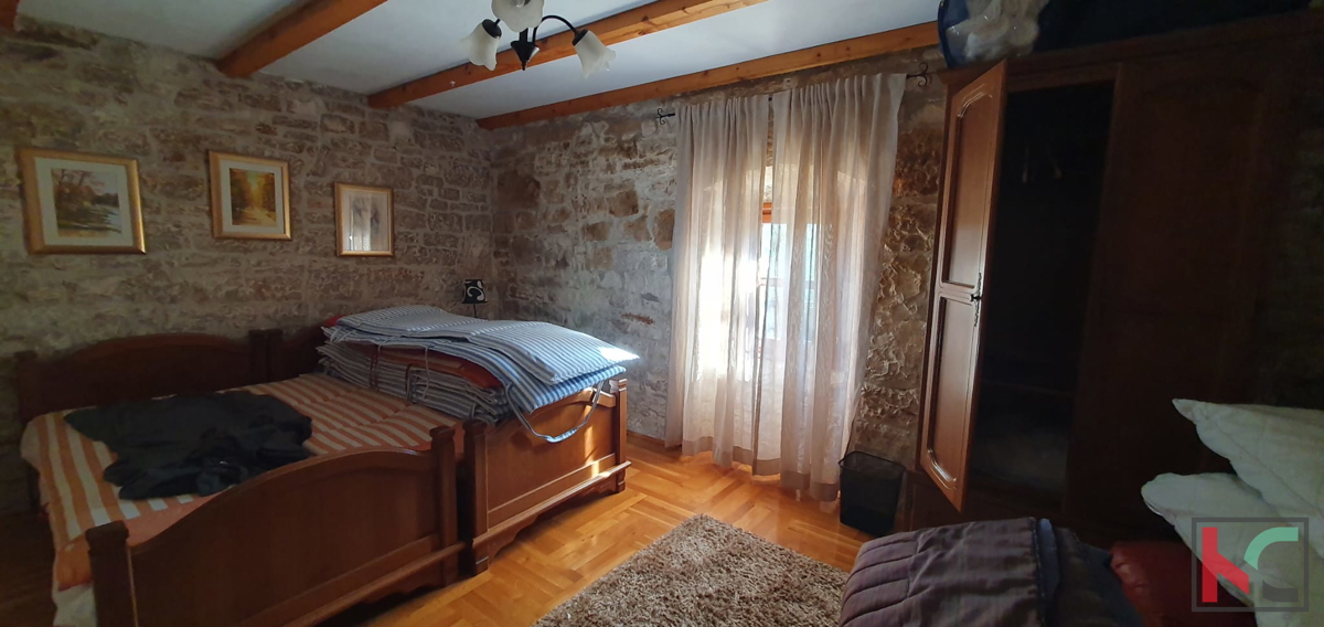 Istria, Tinjan, casa duplex di 193,47m2 con terreno urbanizzato e agricolo di 6523m2 # vendita