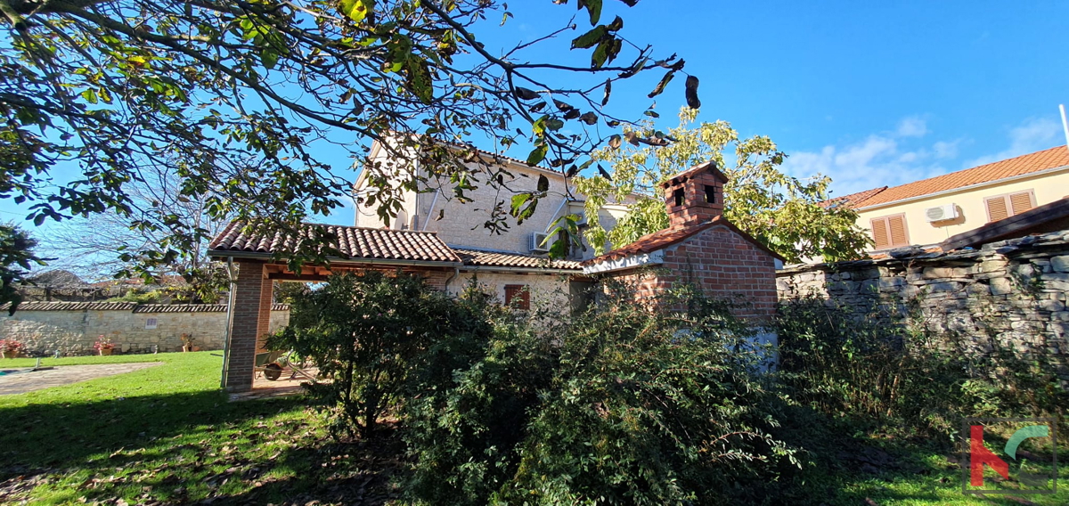 Istria, Tinjan, casa duplex di 193,47m2 con terreno urbanizzato e agricolo di 6523m2 # vendita