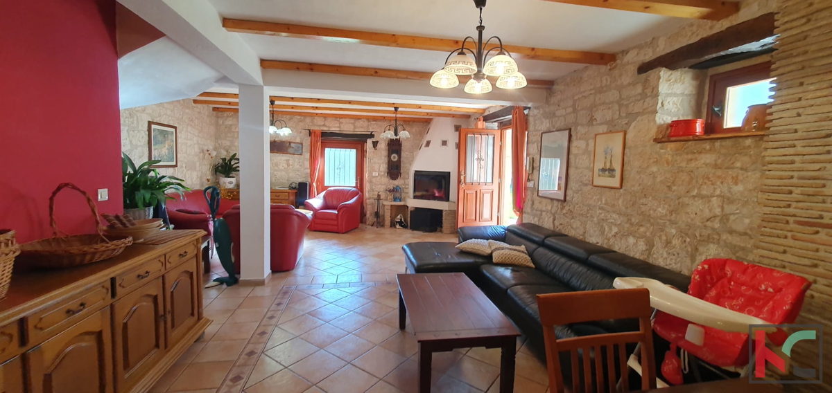 Istria, Tinjan, casa duplex di 193,47m2 con terreno urbanizzato e agricolo di 6523m2 # vendita