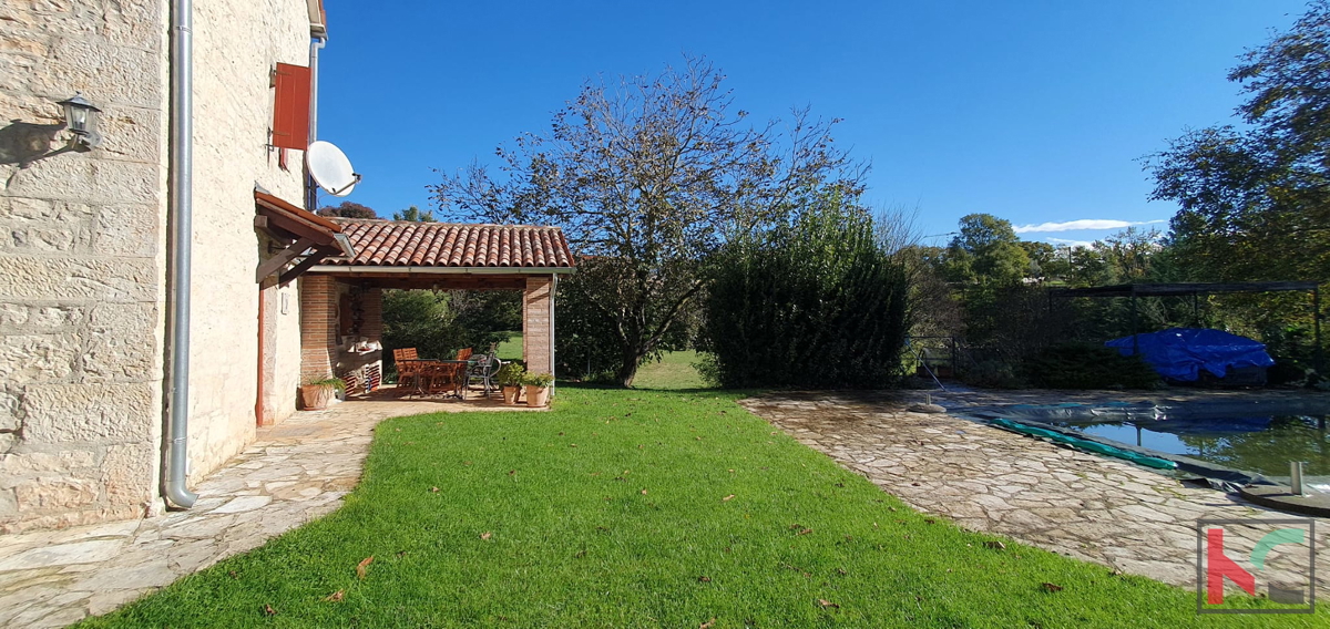 Istria, Tinjan, casa duplex di 193,47m2 con terreno urbanizzato e agricolo di 6523m2 # vendita