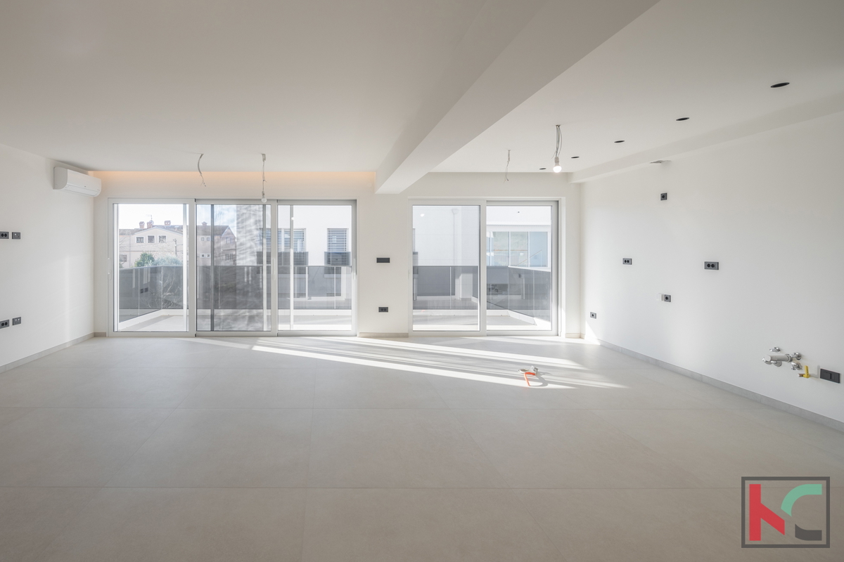 Rovigno, appartamento su due piani, 159m2 in una nuova costruzione, 4SS+DB con due posti auto in garage, # vendita