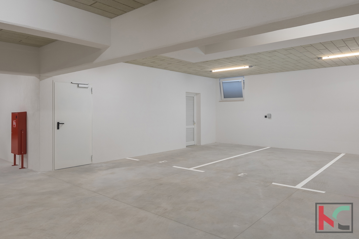 Rovigno, appartamento su due piani, 159m2 in una nuova costruzione, 4SS+DB con due posti auto in garage, # vendita