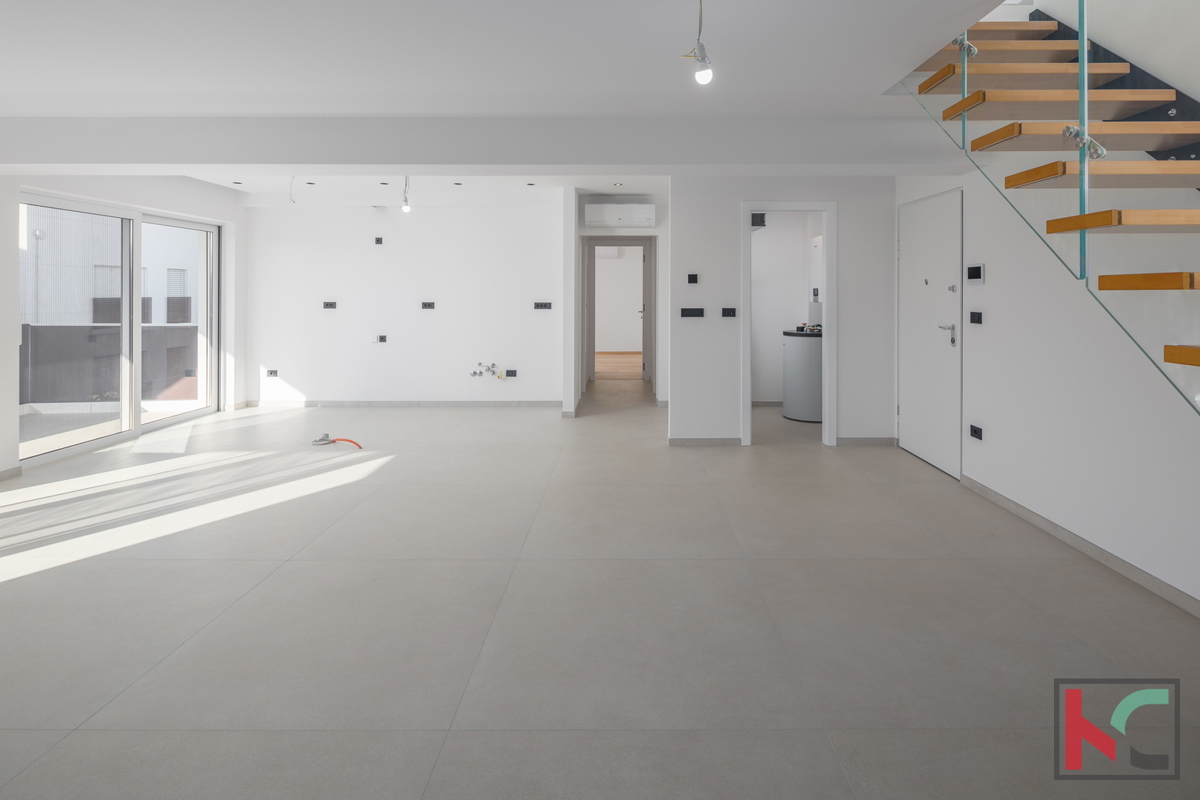 Rovigno, appartamento su due piani, 159m2 in una nuova costruzione, 4SS+DB con due posti auto in garage, # vendita