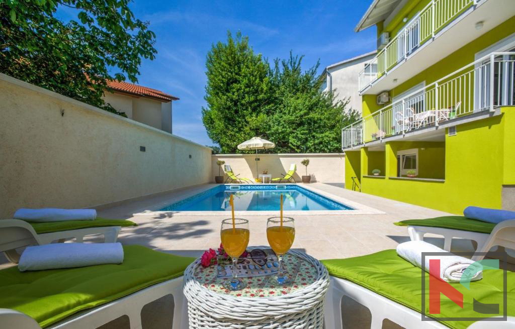 Istria, Pola, casa ristrutturata con piscina e giardino paesaggistico di 311m2, garage