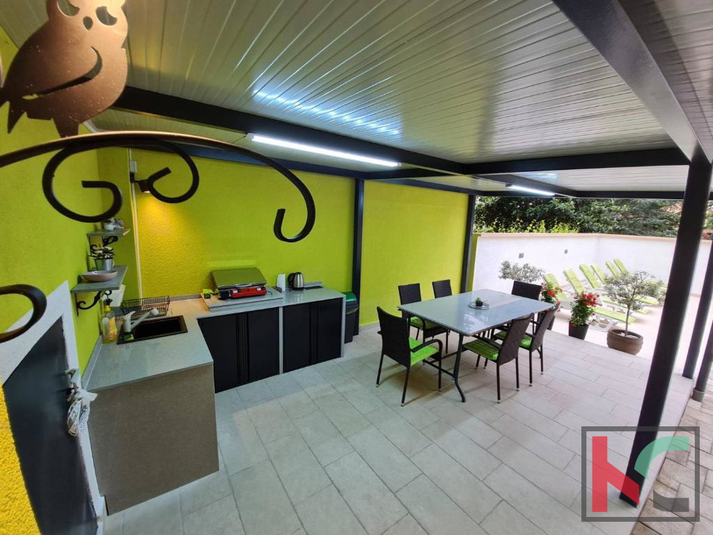 Istria, Pola, casa ristrutturata con piscina e giardino paesaggistico di 311m2, garage