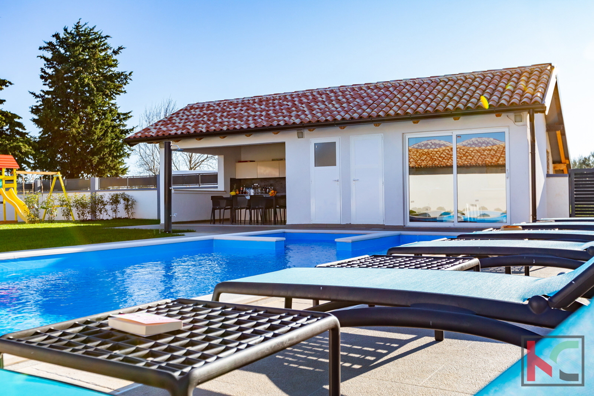 Bellissime ville nelle vicinanze di Lisignano, con piscina privata, casa giardino e cortile con diversi posti auto coperti #in vendita