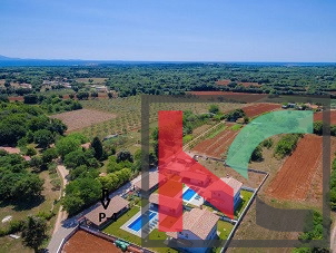 Bellissime ville nelle vicinanze di Lisignano, con piscina privata, casa giardino e cortile con diversi posti auto coperti #in vendita