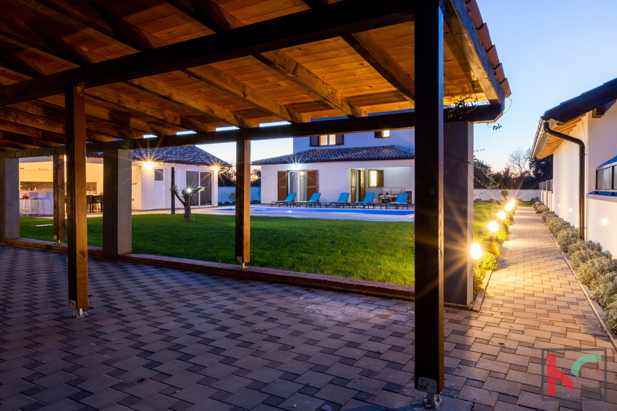 Bellissime ville nelle vicinanze di Lisignano, con piscina privata, casa giardino e cortile con diversi posti auto coperti #in vendita