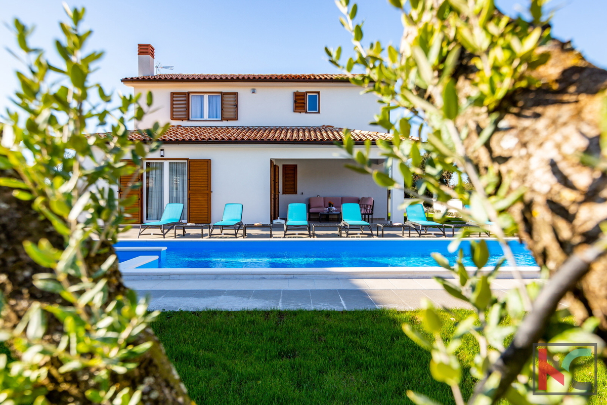 Bellissime ville nelle vicinanze di Lisignano, con piscina privata, casa giardino e cortile con diversi posti auto coperti #in vendita