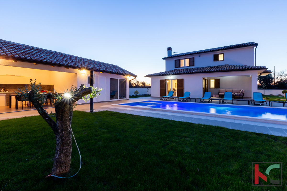 Bellissime ville nelle vicinanze di Lisignano, con piscina privata, casa giardino e cortile con diversi posti auto coperti #in vendita