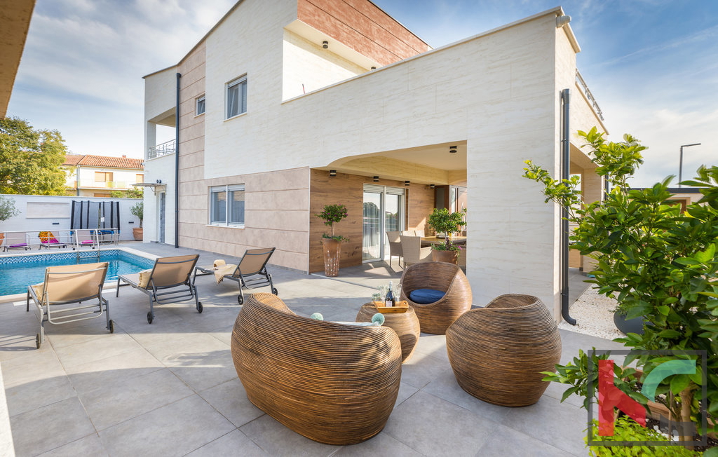 Villa di lusso con piscina e vista sul mare e sulle isole Brioni a Galižana