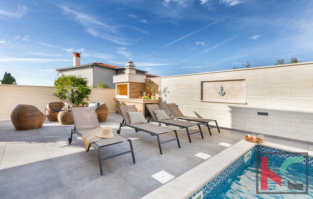 Villa di lusso con piscina e vista sul mare e sulle isole Brioni a Galižana