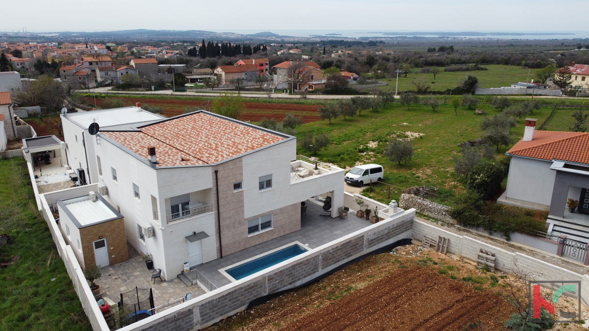 Villa di lusso con piscina e vista sul mare e sulle isole Brioni a Galižana