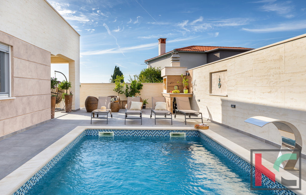 Villa di lusso con piscina e vista sul mare e sulle isole Brioni a Galižana