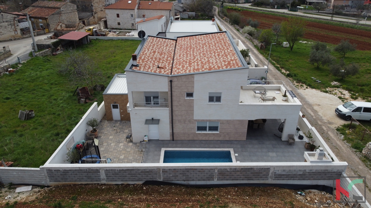 Villa di lusso con piscina e vista sul mare e sulle isole Brioni a Galižana