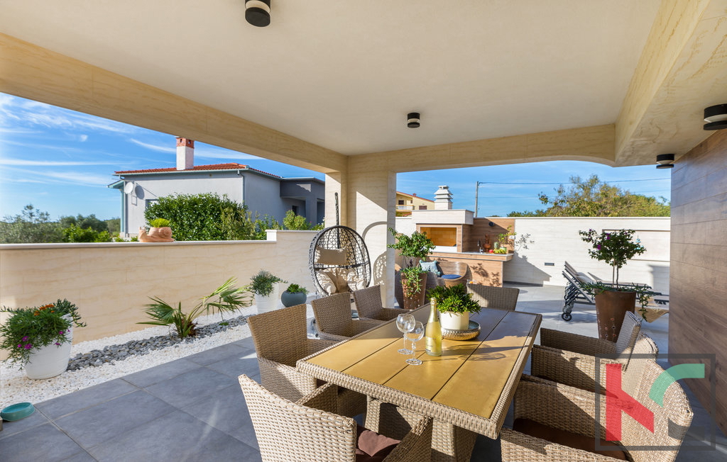 Villa di lusso con piscina e vista sul mare e sulle isole Brioni a Galižana