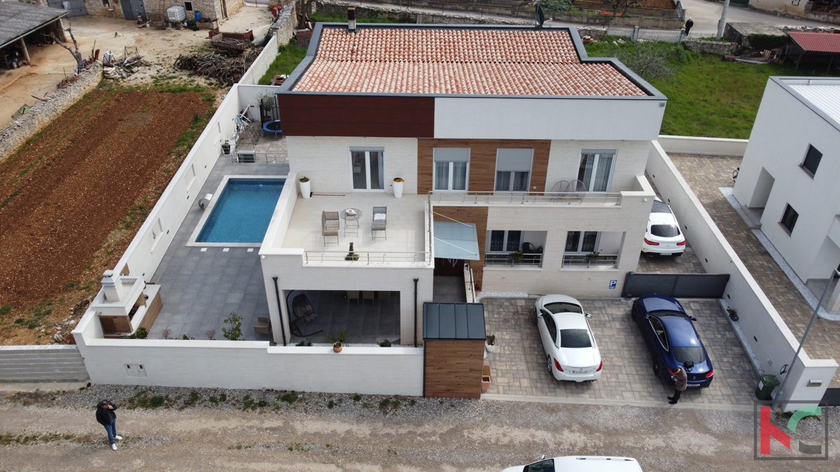 Villa di lusso con piscina e vista sul mare e sulle isole Brioni a Galižana