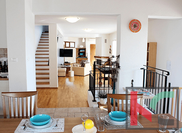 Gimino, bellissima villa isolata con ampio giardino, parco giochi e piscina su un terreno di 2350 m2 #in vendita