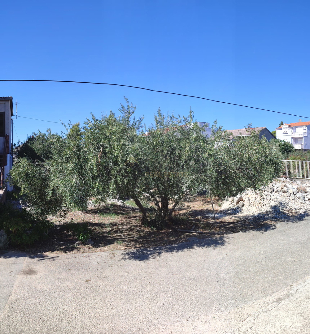 Vodice, terreno edificabile non lontano dal centro