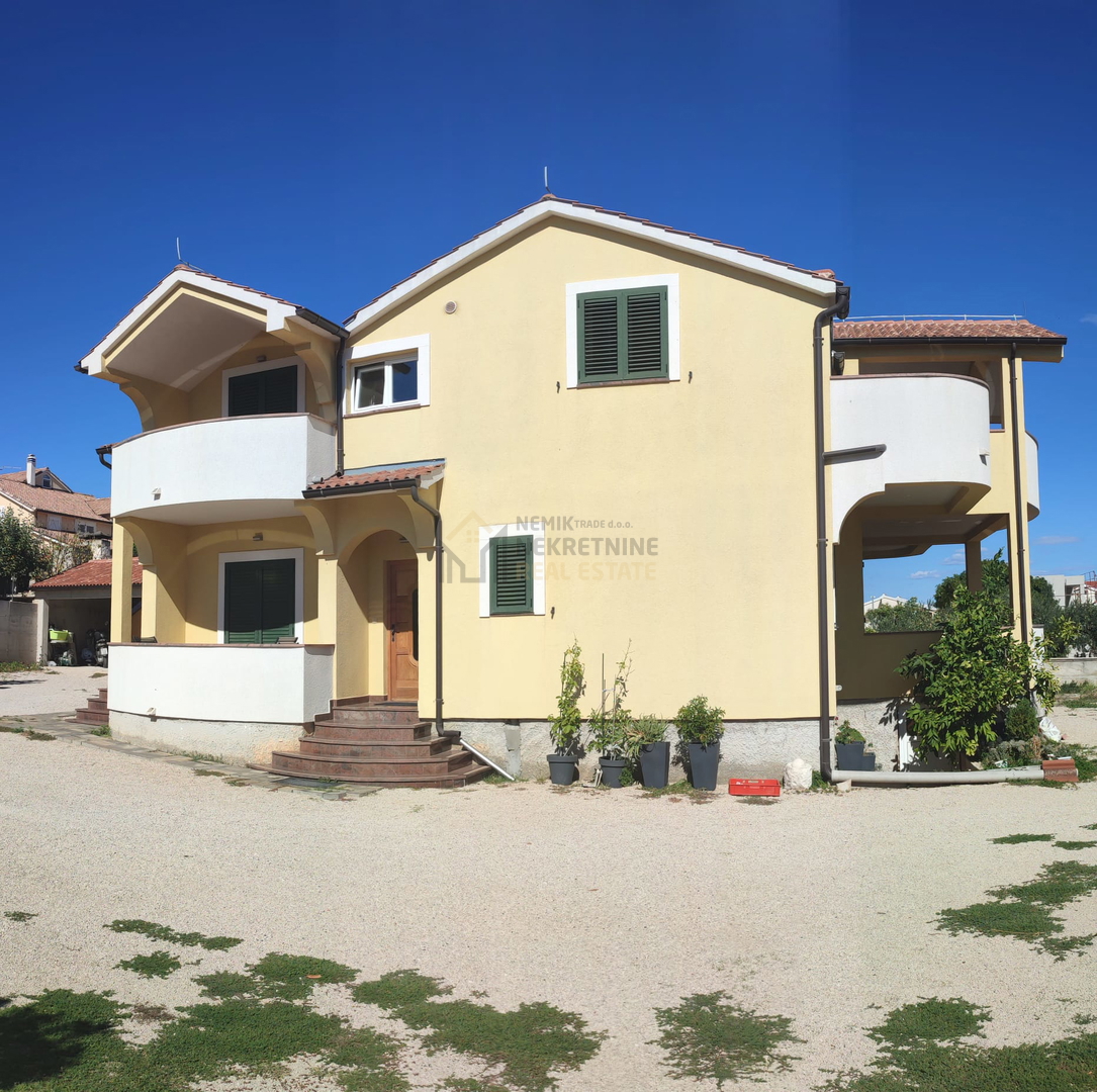 Vodice, casa con ampio cortile e piscina