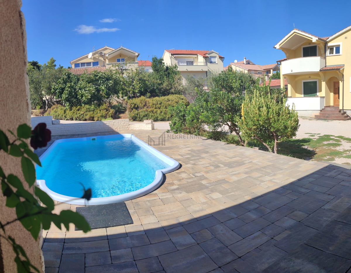 Vodice, casa con ampio cortile e piscina