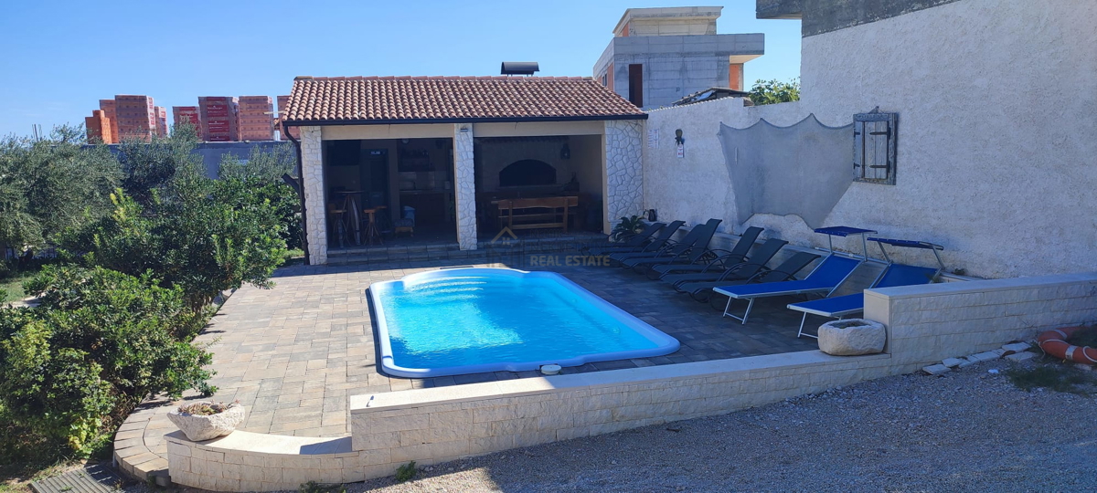 Vodice, casa con ampio cortile e piscina