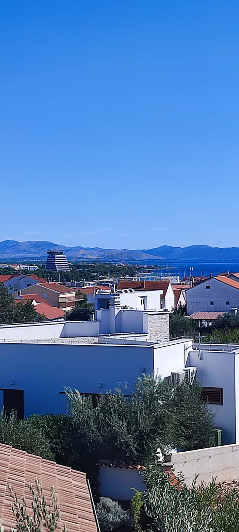 Vodice, casa con ampio cortile e piscina