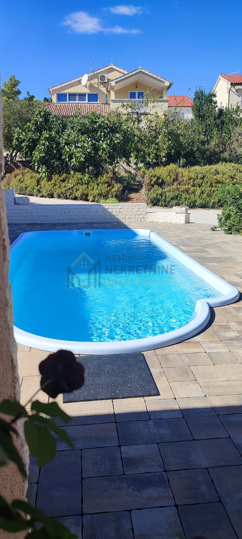 Vodice, casa con ampio cortile e piscina