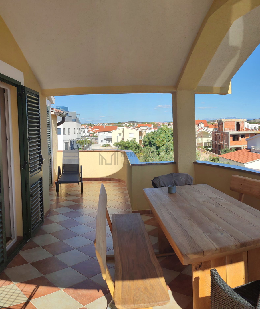 Vodice, casa con ampio cortile e piscina