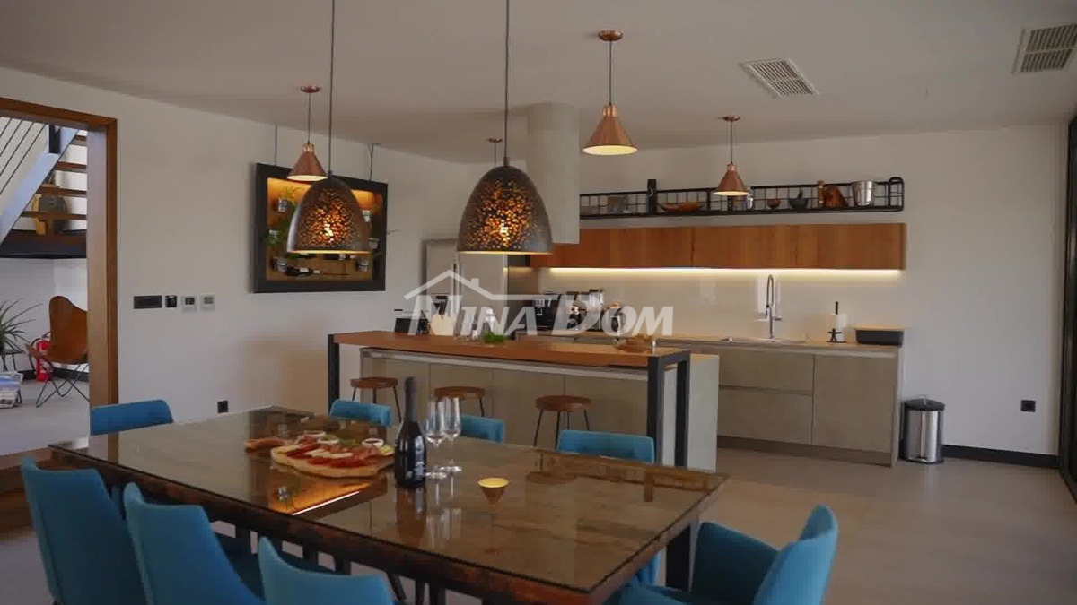 Residenza di Lusso con Piscine, Campo da Tennis e Annesso