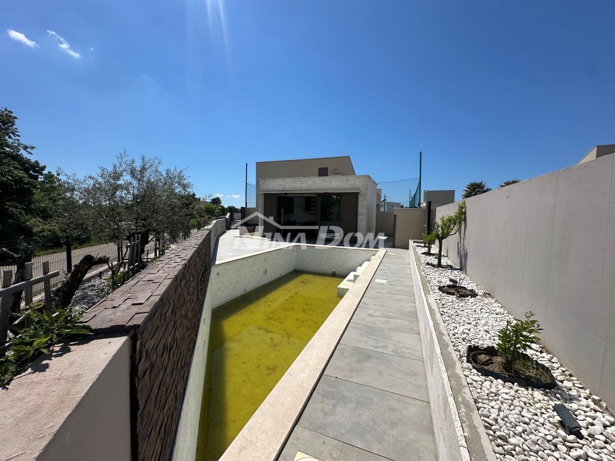 Residenza di Lusso con Piscine, Campo da Tennis e Annesso