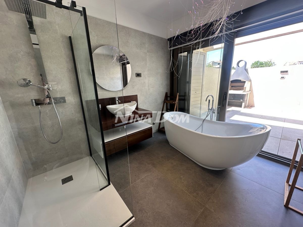 Residenza di Lusso con Piscine, Campo da Tennis e Annesso