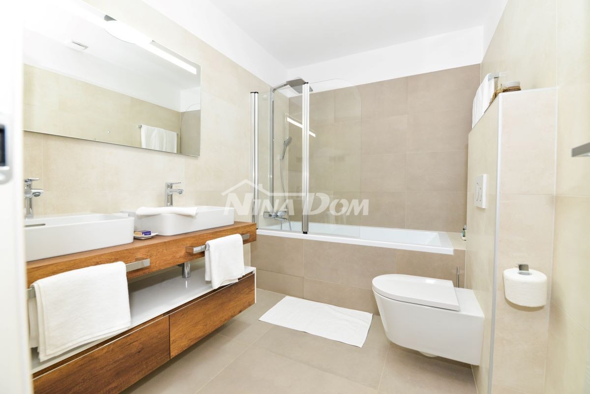 Residenza di Lusso con Piscine, Campo da Tennis e Annesso